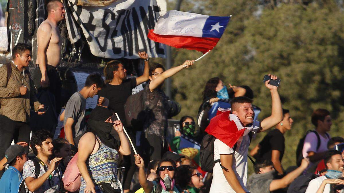 Manifestantes gritan consignas en contra del gobierno de Sebastián Piñera, durante una protesta el lunes 9 de diciembre de 2019, en Santiago de Chile.