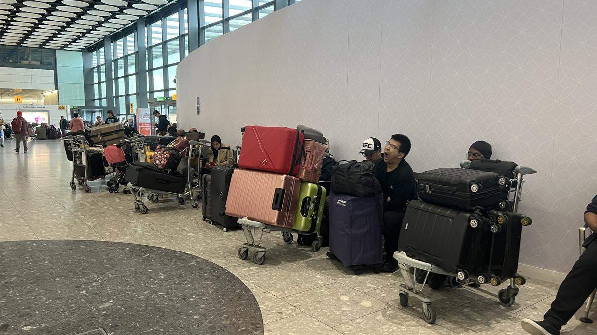 Pasajeros en el aeropuerto de Londres esperan tras el retraso y la cancelación de vuelos luego de un ciberataque contra las principales terminales aéreas de Europa, el 20 de septiembre de 2025.