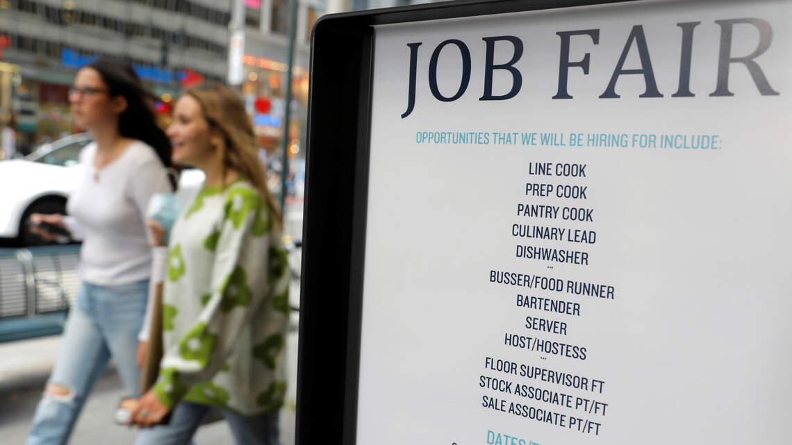 Ofertas de empleo en EEUU repuntan en mayo, pero la contratación sigue siendo moderada