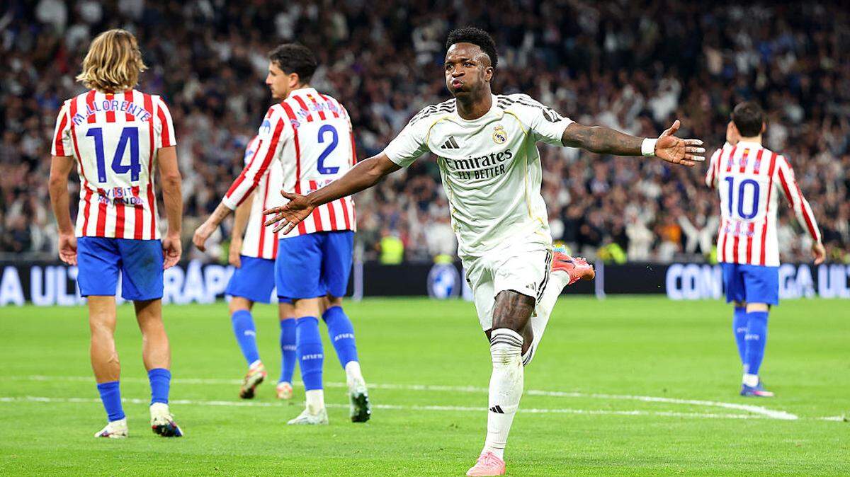 El delantero del Real Madrid Vinícius Jr. celebra tras anotar un gol contra el Atlético de Madrid, en el partido celebrado el 22 de marzo de 2026 en el Estadio Santiago Bernabéu de Madrid.
