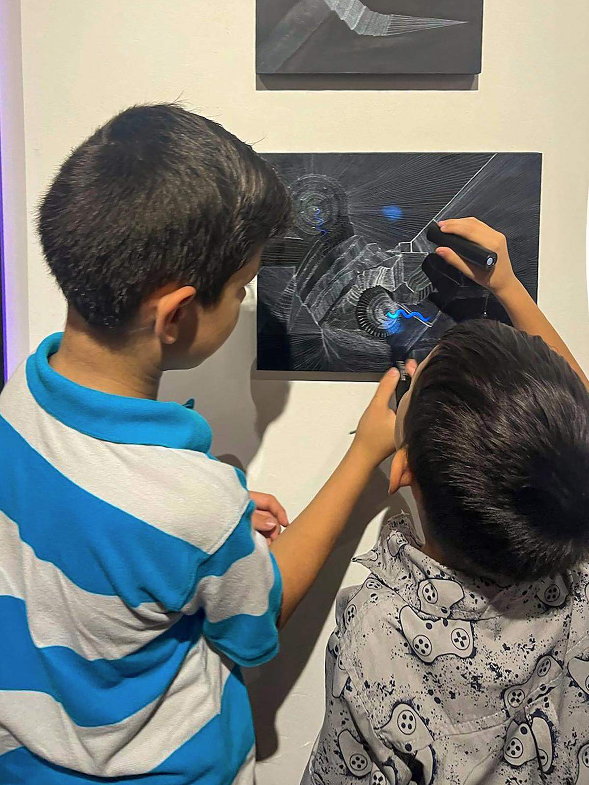 Niños interactuando con las obras de Agustín Di Luciano.