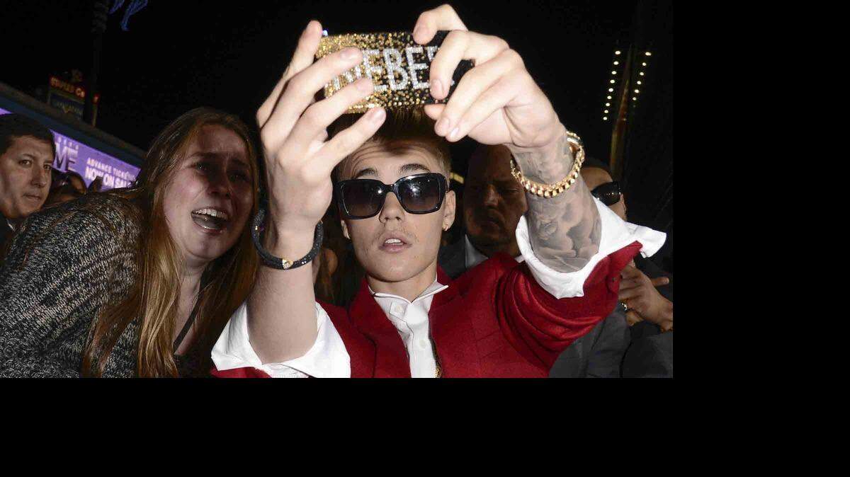 Justin Bieber se toma un 'selfie' con una admiradora. AP-Archivo
