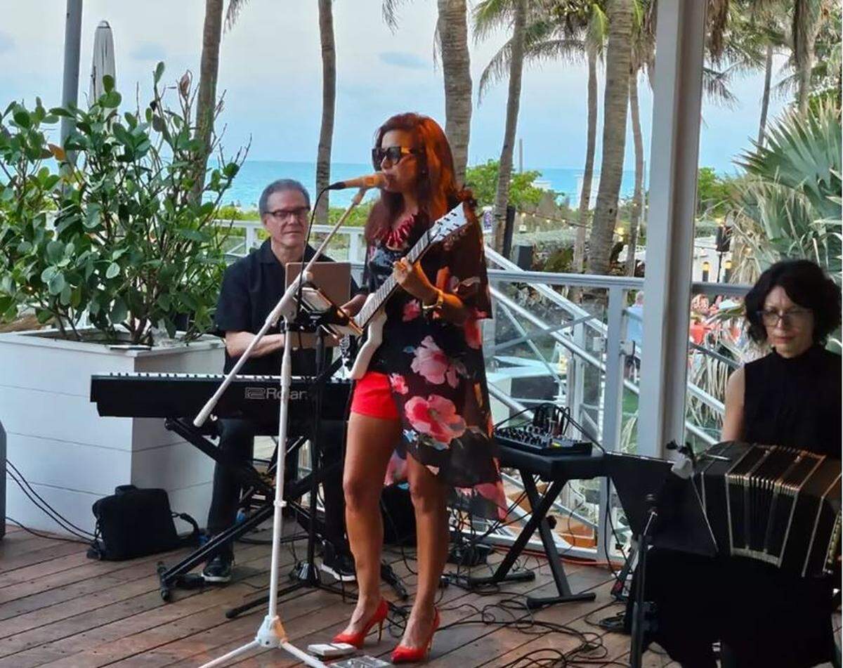 Jimena Fama, que actúa bajo el nombre de Electro Dub Tango en el Adrienne Arsht Center.