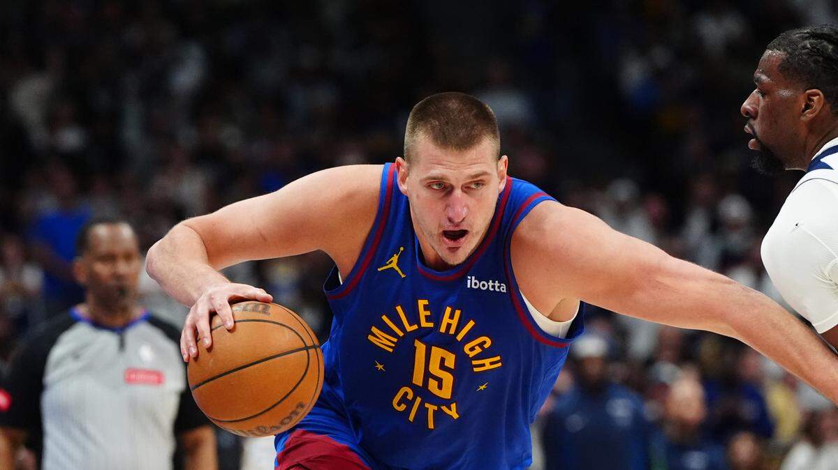  El serbio Nikola Jokic, pívot de los Nuggets de Denver, ganó este miércoles el tercer MVP al Jugador Más Valioso de la temporada regular de la NBA, al preceder en las votaciones al canadiense Shai Gilgeous Alexander, del Thunder de Oklahoma City, y al esloveno Luka Doncic, de los Mavericks de Dallas.