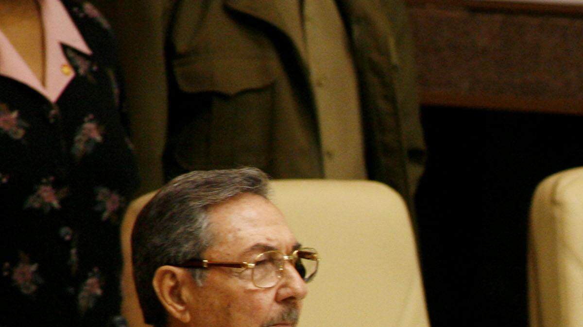 Desde la izquierda, el gobernante Raúl Castro de Cuba, Comandante Juan Almeida Bosque, ministro del Interior, Abelardo Colomé y el vicepresidente de Cuba, Carlos Lage, escuchan el himno nacional durante la sesión de fin de año de la Asamblea Nacional en La Habana, Viernes, Dec.22, 2006 .