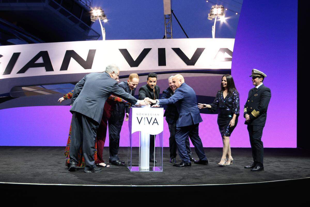 Harry Sommer, presidente y director ejecutivo de Norwegian Cruise Line Holdings Ltd., Luis Fonsi, padrino del nuevo Norwegian Viva y el presidente de Norwegian Cruise Line, David J. Herrera, en Miami para nombrar y bautizar oficialmente el segundo barco de la clase Prima en Miami