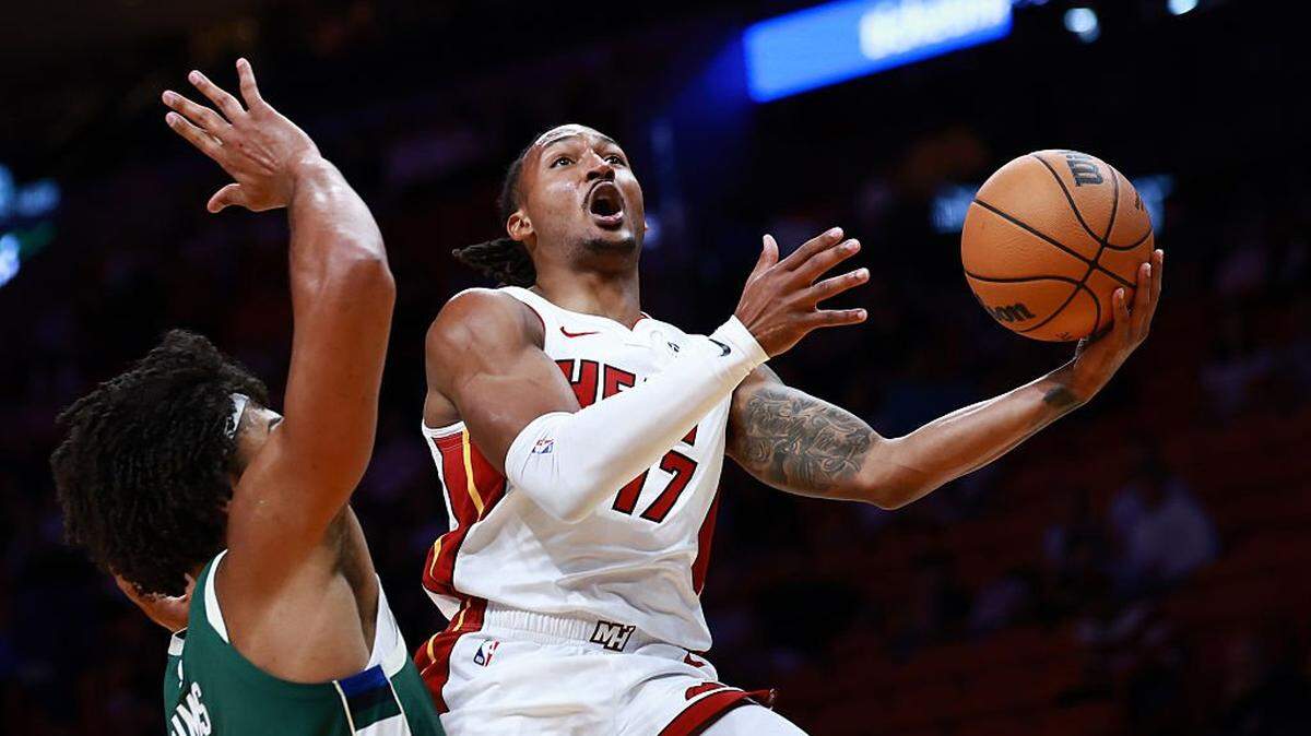 El jugador del Heat Jahmir Young (der.) entra al aro ante la marca de Jericho Sims, de los Bucks de Milwaukee, en el partido de pretemporada celebrado el 6 de octubre de 2025 en Miami.
