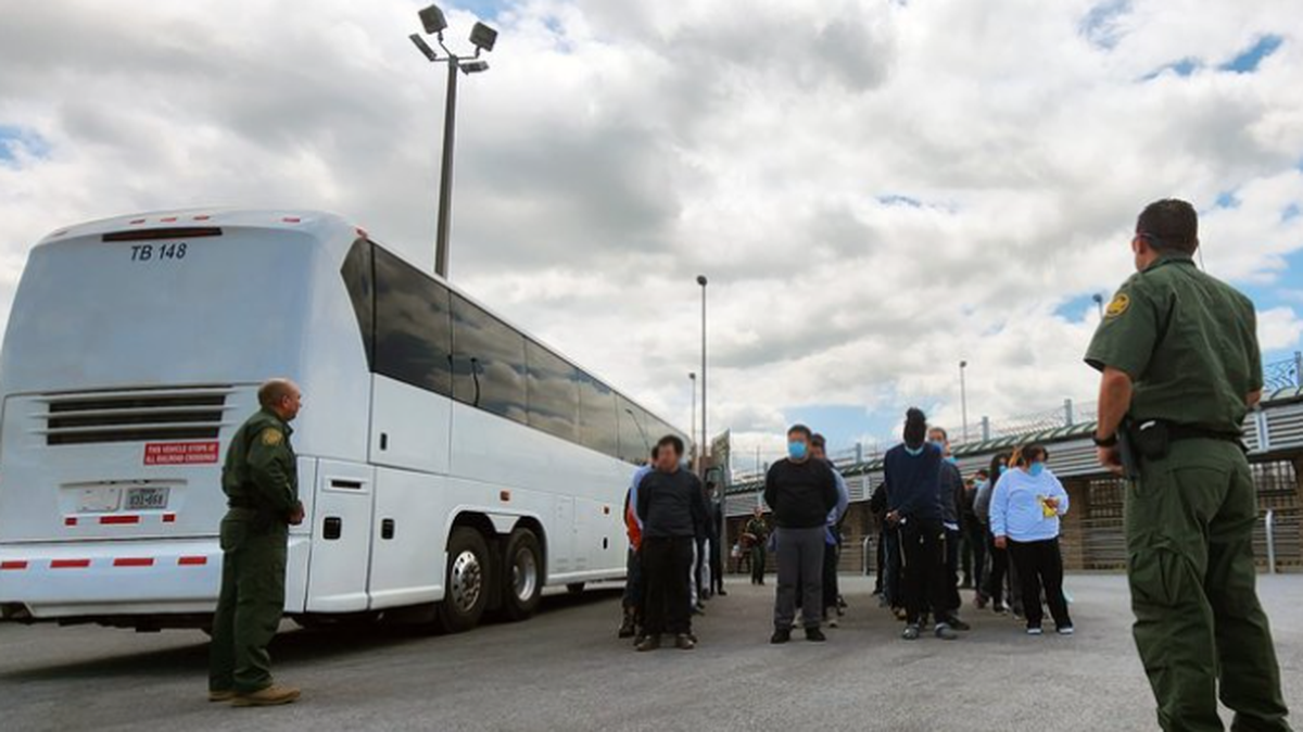 Bajo las leyes migratorias de Estados Unidos, la mayoría de quienes llegan a la frontera sin autorización no califican para permanecer en territorio estadounidense.