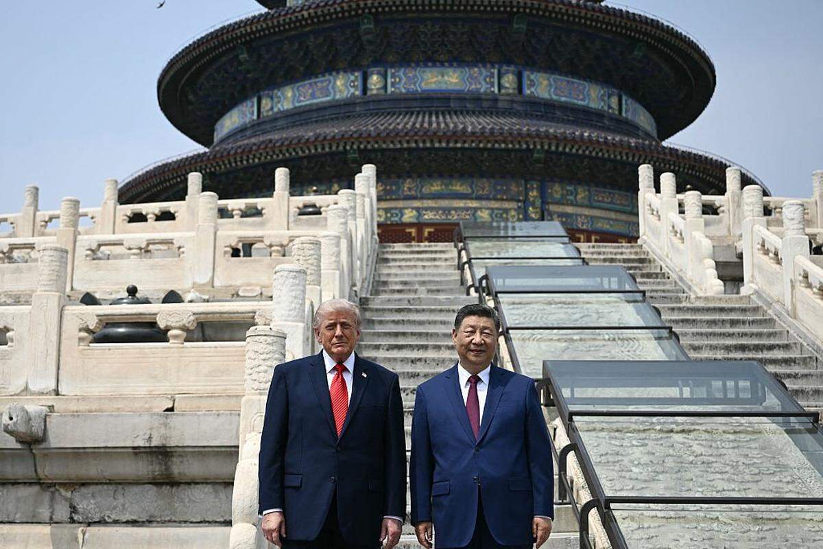 El presidente de China, Xi Jinping (der.), y el presidente de Estados Unidos, Donald Trump, posan para una fotografía en el Templo del Cielo, en Pekín, el 14 de mayo de 2026.