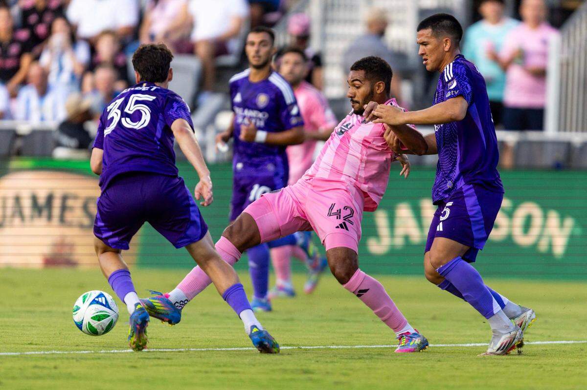 El jugador del Inter Miami Yannick Bright pasa la pelota ante la defensa de Orlando City, en el partido de la MLS celebrado el 18 de mayo de 2025 en el Chase Stadium en Fort Lauderdale, Florida.