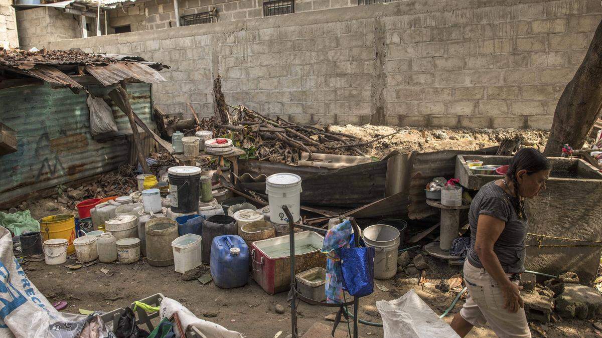 Los cubos para almacenar agua son un medio propicio para la reproducción de los mosquitos, en una imagen del 16 de diciembre de 2019 en Choloma, Honduras. La mejor forma de combatir la enfermedad es la prevención, por medio de la fumigación, concientización y saneamiento, según indica la Organizacón Panamericana de la Salud.