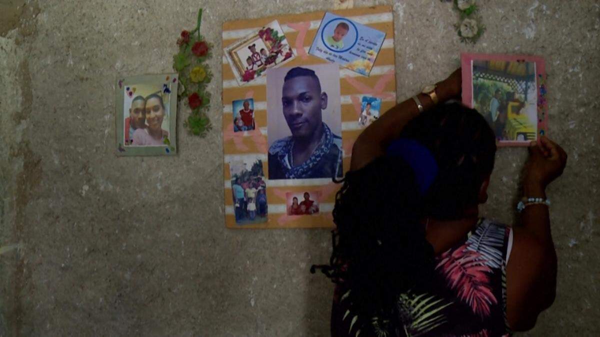 “Nadie nos ha dado respuesta. Es por eso que estamos pidiendo ayuda”, dice Osmara García, madre de Jonathan Jesús Álvarez (30 años), en su casa de Cárdenas, Cuba. Ella ha colocado fotos en la pared como un homenaje a su hijo desaparecido.