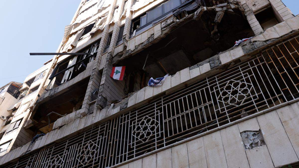 Un edificio de la Defensa Civil fue atacado por las fuerzas israelíes en Bachoura, en las afueras de Beirut, Líbano, el jueves 3 de octubre de 2024. El objetivo era un miembro de Hezbolá, y el ataque causó nueve muertes y 14 heridos. 