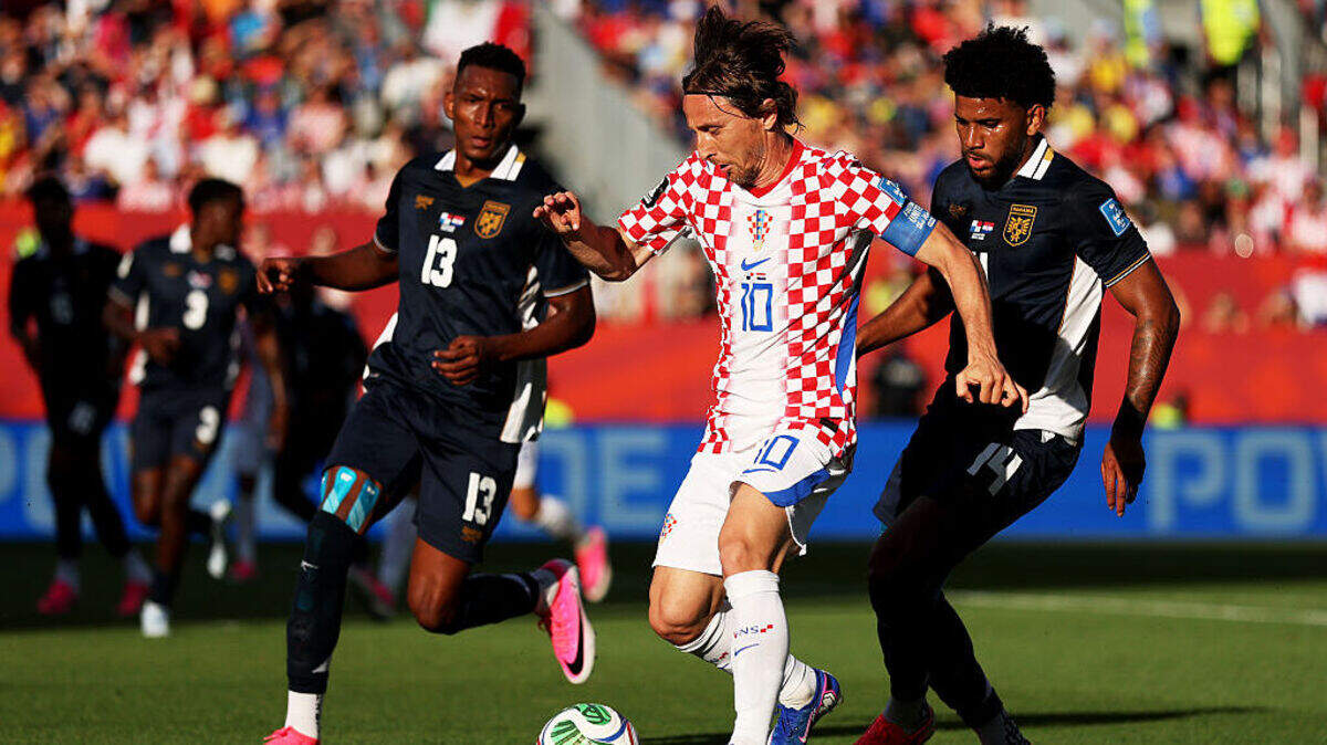 El mediocampista de Croacia Luka Modric (centro) trata de pasar la marca de la defensa de Panamá, en el partido del Grupo L celebrado el 23 de junio de 2026 en Toronto, Canadá.