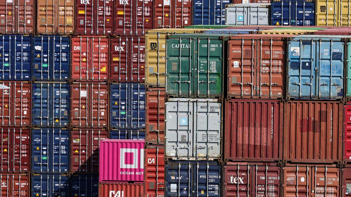 Contenedores de carga apilados en el puerto comercial de Rhein-Neckar en Mannheim, Alemania, este martes. El presidente estadounidense Donald Trump anunció sus planes de imponer un arancel del 15% a los productos de la Unión Europea (UE) a partir del 1 de agosto de 2025.