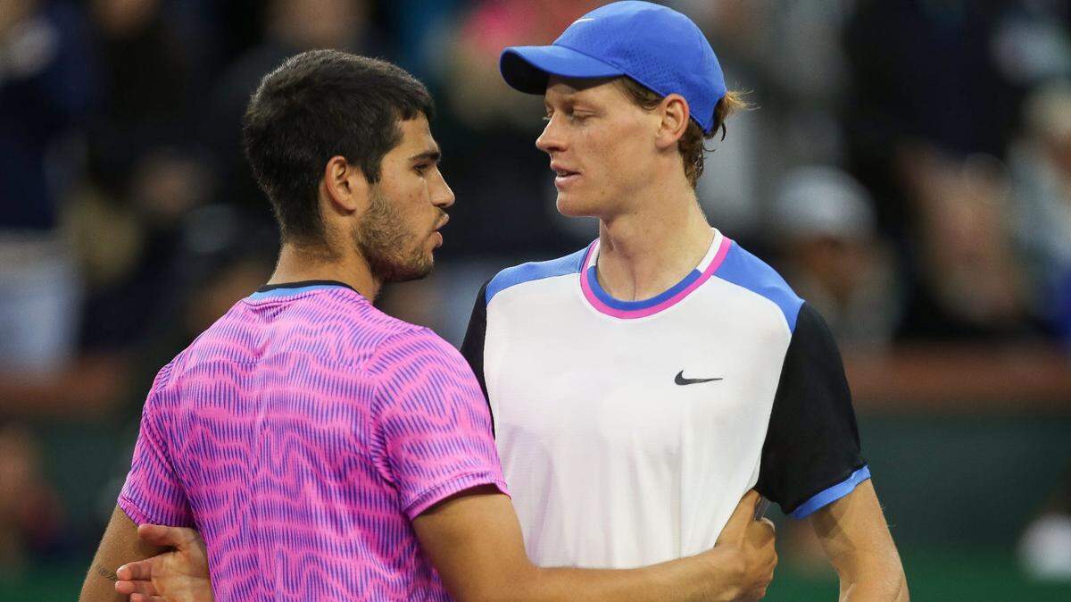 Una rivalidad de época es la que proyectan Jannik Sinner (der.) y Carlos Alcaraz, que se repartieron los Grand Slams de la temporada que termina e iluminará el tenis en 2025.