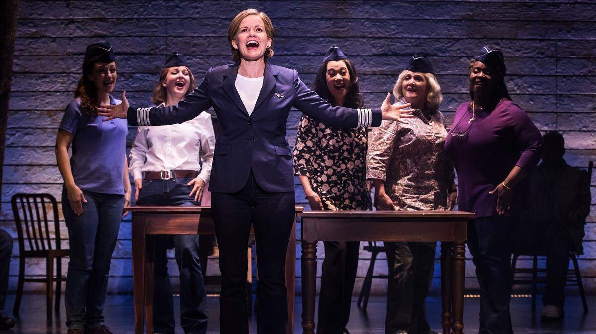 Elenco de la obra ‘Come From Away’. De izq. a der.: Megan McGinnis, Emily Walton, Becky Gulsvig, Christine Toy Johnson y Daniele K. Thomas.