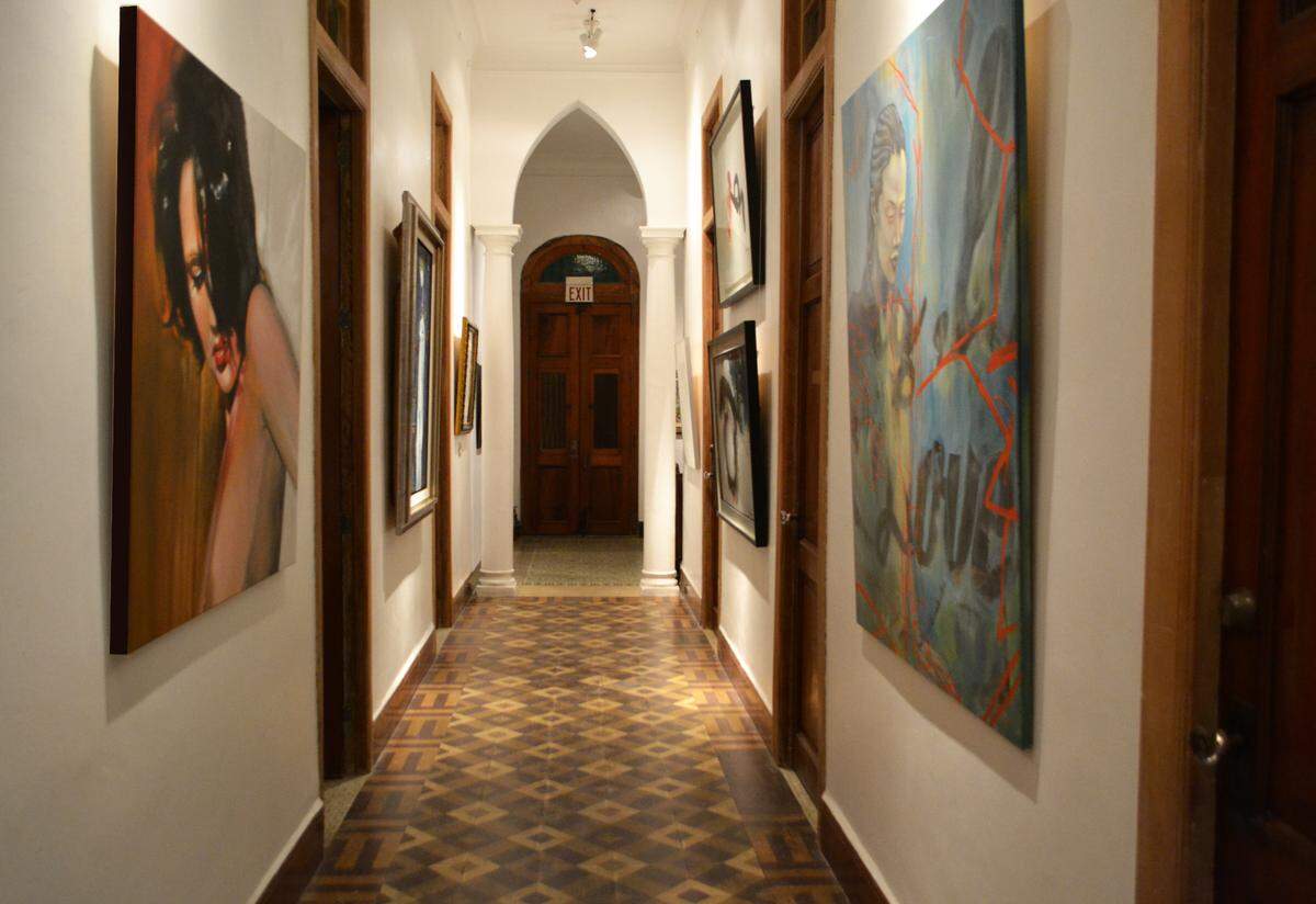 Un o de los pasillos de Villa Paula, antiguo consulado cubano en Miami.