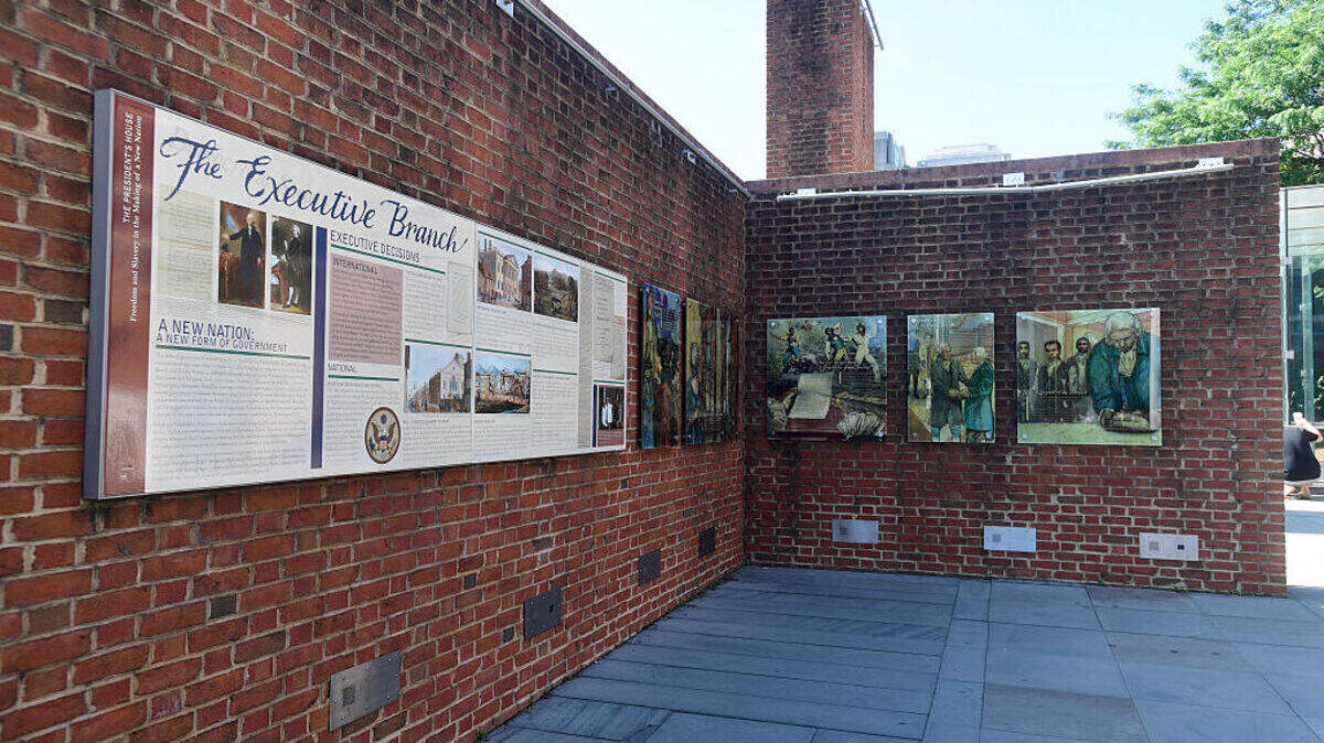 Foto de archivo del 9 de agosto de 2025 que muestra una parte de la exhibición que explica la presencia de esclavos en la Casa del Presidente en Filadelphia, Pensilvania. En esta casa vivieron los dos primeros presidentes de Estados Unidos, George Washington y John Adams.