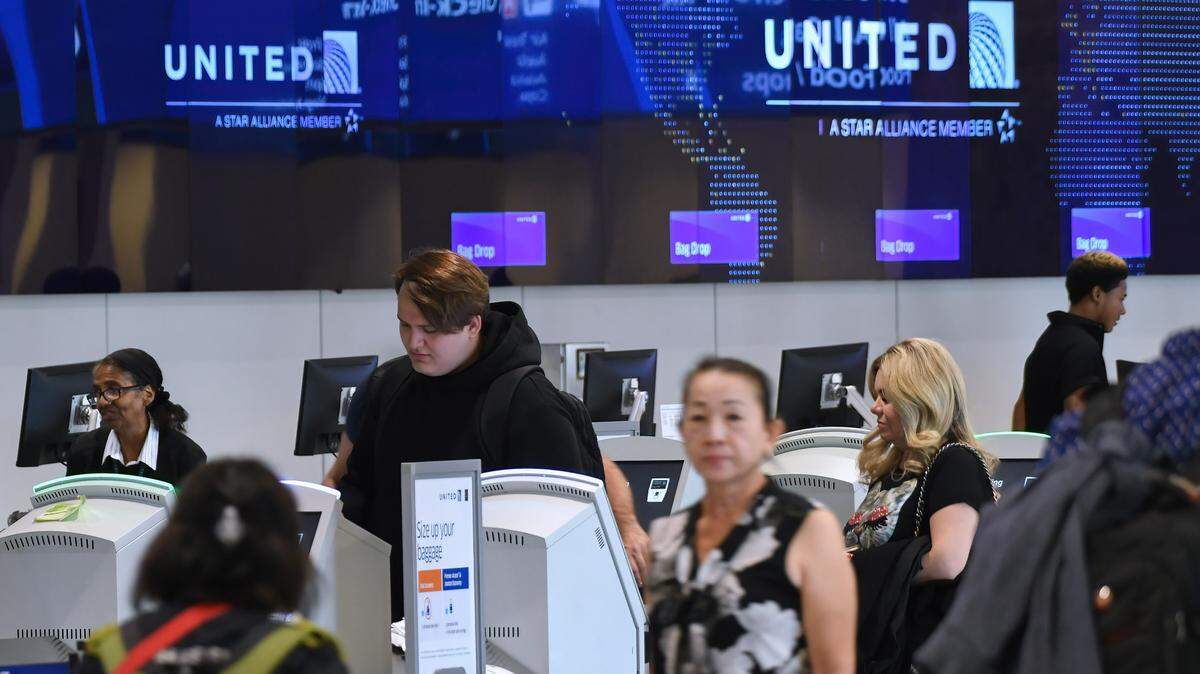 Pasajeros realizan su chequeo en el mostrador de United Airlines, en el Aeropuerto Internacional de Orlando, Florida, en una foto de archivo del 5 de septiembre de 2023. El gobierno de Biden ha propuesto un plan para acelerar los reembolsos por la cancelación de vuelos, entre otras situaciones.