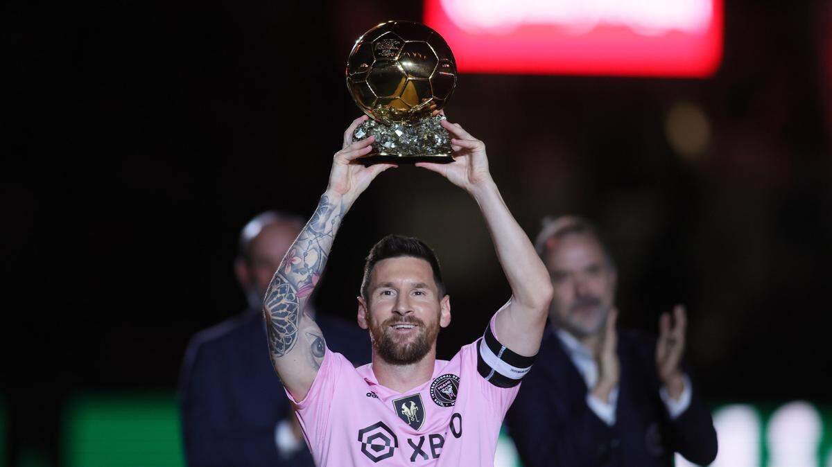 El delantero del Inter Miami Lionel Messi posa con su octavo Balón de Oro en un homenaje que le dio el equipo, el 10 de noviembre de 2023.