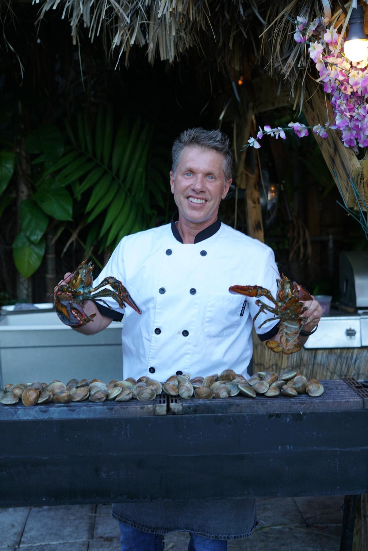Qué tu madre no cocine, llevale el chef al patio de tu casa utilizando la aplicación Cheflit. En la foto el chef Michael Ross.
