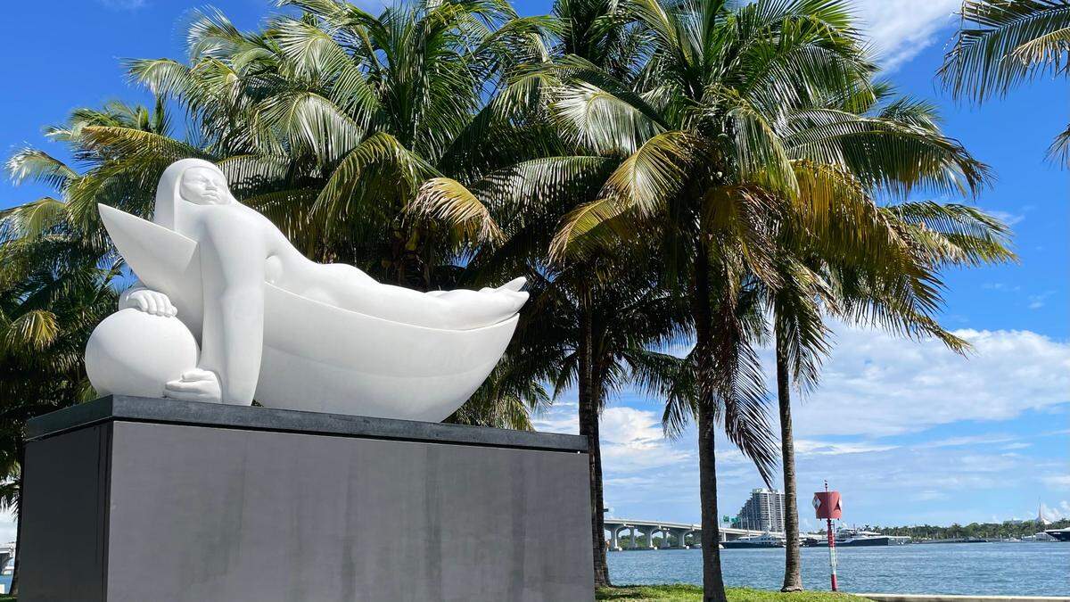 “Refugio”, de Jorge Jiménez Deredia, escultura en mármol blanco, 45.27 x 102.36 x 31.49 pulgadas, 5,511.55 libras (2,500 kg).