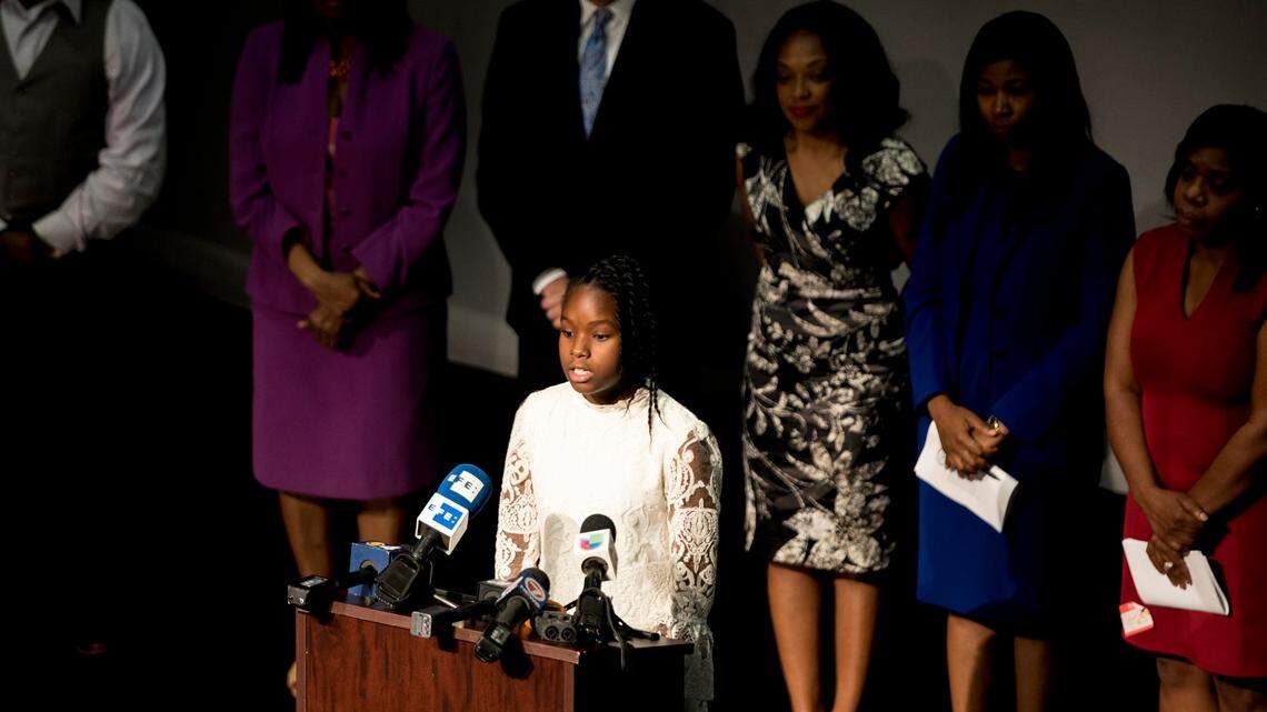 Christina Ponthieux, de 11 años, hija de dos beneficiarios del TPS, habla en una conferencia de prensa sobre el estado del TPS en el Caribbean Marketplace del Pequeño Haití, el 22 de junio del 2018.