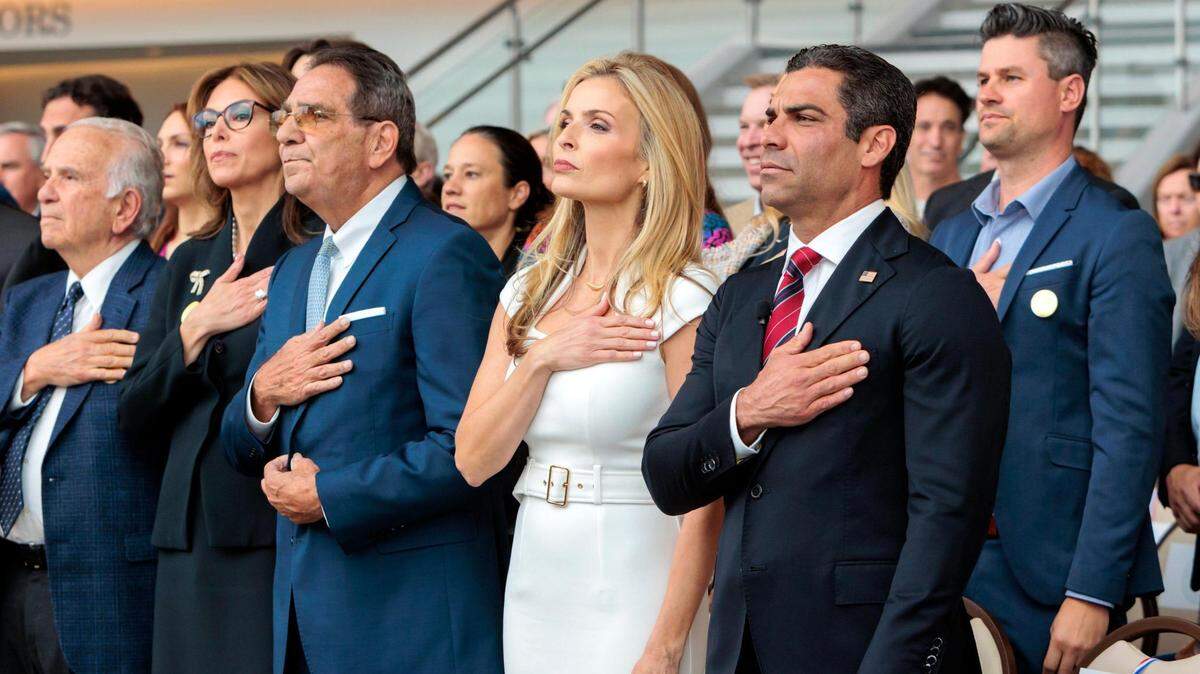 Mayor Francis Suarez, right, next to his wife, Gloria, at the beginning of his brief run for president.