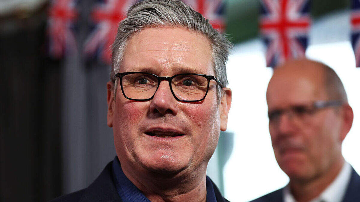 El primer ministro británico, Keir Starmer, conversa con miembros del público tras pronunciar un discurso en el complejo deportivo Horntye Park, el jueves 5 de febrero de 2026 en St Leonards-on-Sea, Reino Unido.