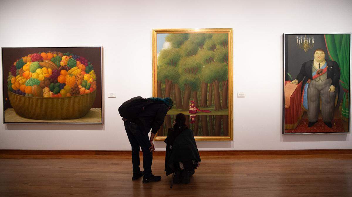 Dos personas visitan una de las salas de exhibición del Museo Botero en el día que el gran artista colombiano Fernando Botero falleció, el 15 de septiembre de 2023, en Bogotá, Colombia.