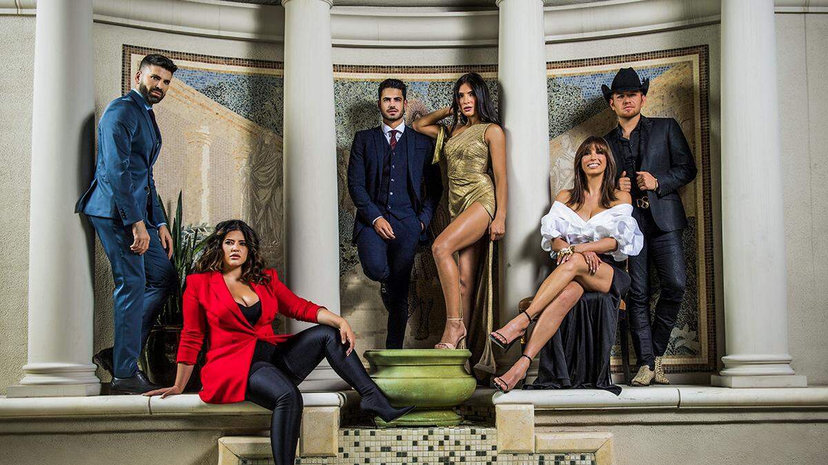 “Nuestra Belleza Latina” arranca el domingo 23 de septiembre. En la foto (desde la izq.): Jomari Goyso, Denise Bidot, Roberto Hernández, Alejandra Espinoza, Giselle Blondet y El Dasa.