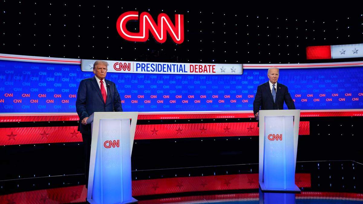 El presidente de Estados Unidos Joe Biden (der.) y el exmandatario Donald Trump participan en el debate presidencial moderado por la cadena CNN, celebrado el 27 de junio de 2024 en Atlanta.