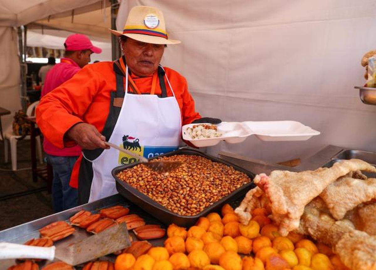Una hueca es un lugar donde tú comes lo tradicional, la cultura gastronómica. En la hueca se encuentra el ADN gastronómico de Ecuador. En ellas se preparan los productos autóctonos con mucho amor y se sirven en una buena porción y a buen precio.