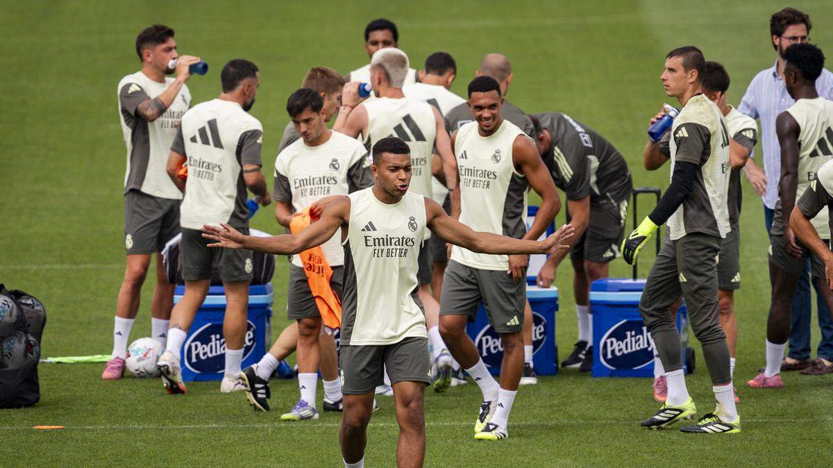El delantero Kylian Mbappé reacciona en un entrenamiento con el Real Madrid, previo al partido contra Osasuna en el debut del equipo en la nueva temporada de la liga española.
