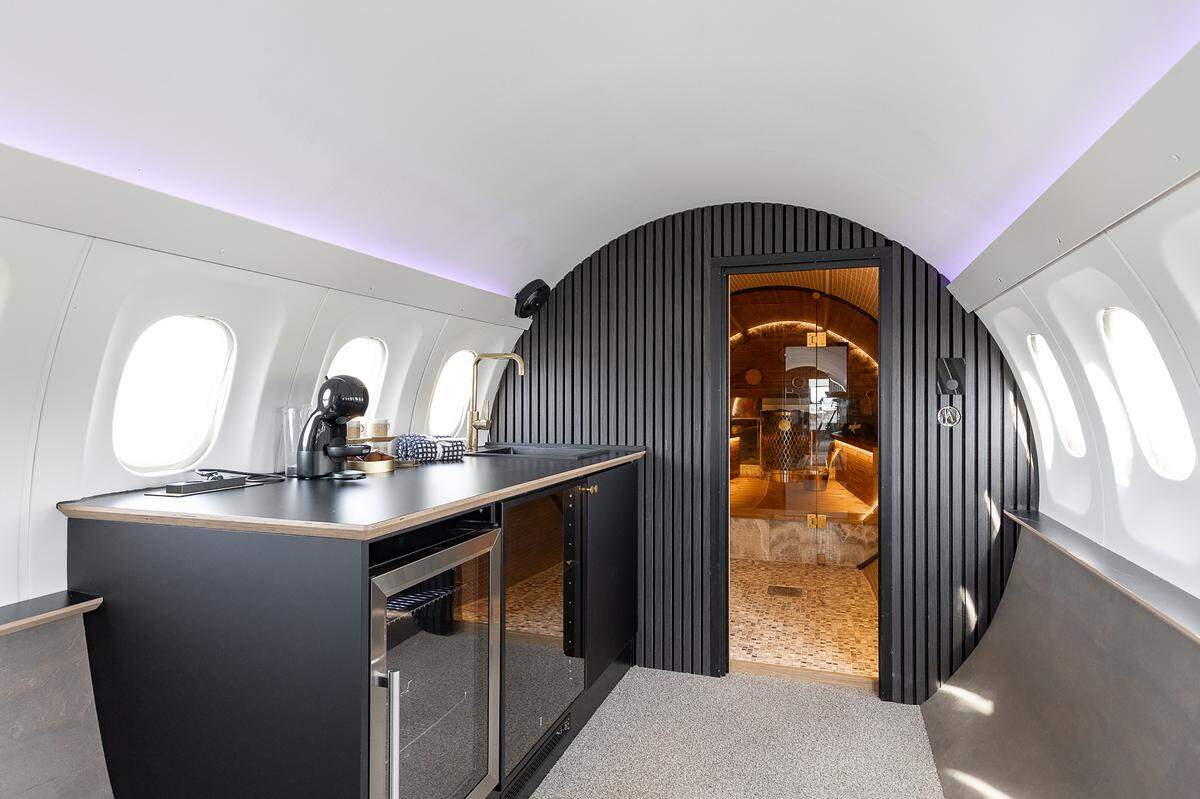Además de dormitorios, cocina y una suite, esta aeronave reacondicionada y antes utilizada por la aerolínea RAF-Avia, aloja en su cabina una instalación de sauna con calentador eléctrico.