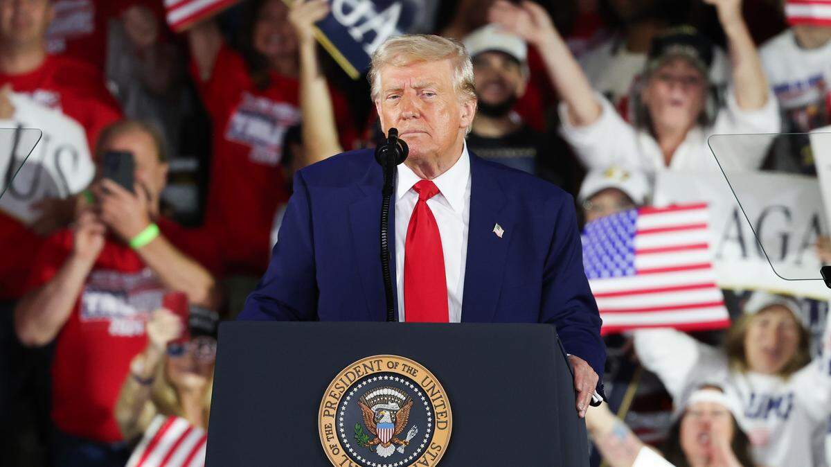 AME3798. MICHIGAN (ESTADOS UNIDOS), 29/04/2025.- El presidente de Estados Unidos, Donald Trump, habla durante la celebración de los primeros 100 días de su segundo mandato, en Michigan, Estados Unidos, el 29 de abril de 2025. Trump se dijo que España y otros países afectados por los aranceles impuestos por su administración están dispuestos a buscar acuerdos comerciales bilaterales con Washington.