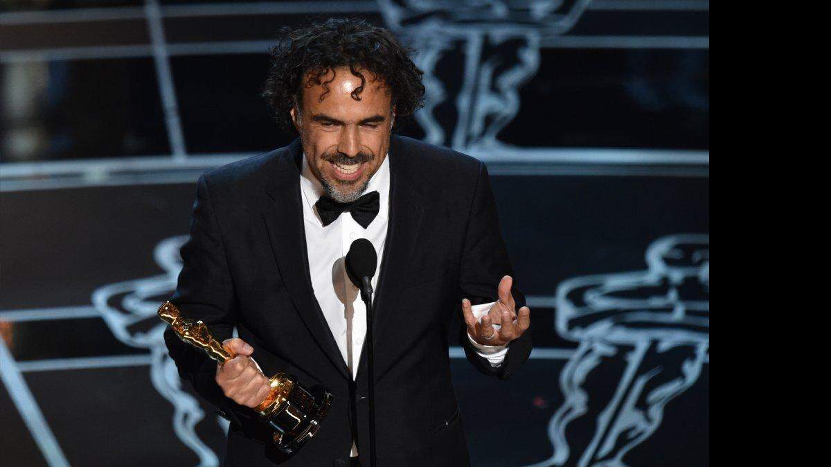 Alejandro G. Iñárritu acepta el premio al mejor director por "Birdman".