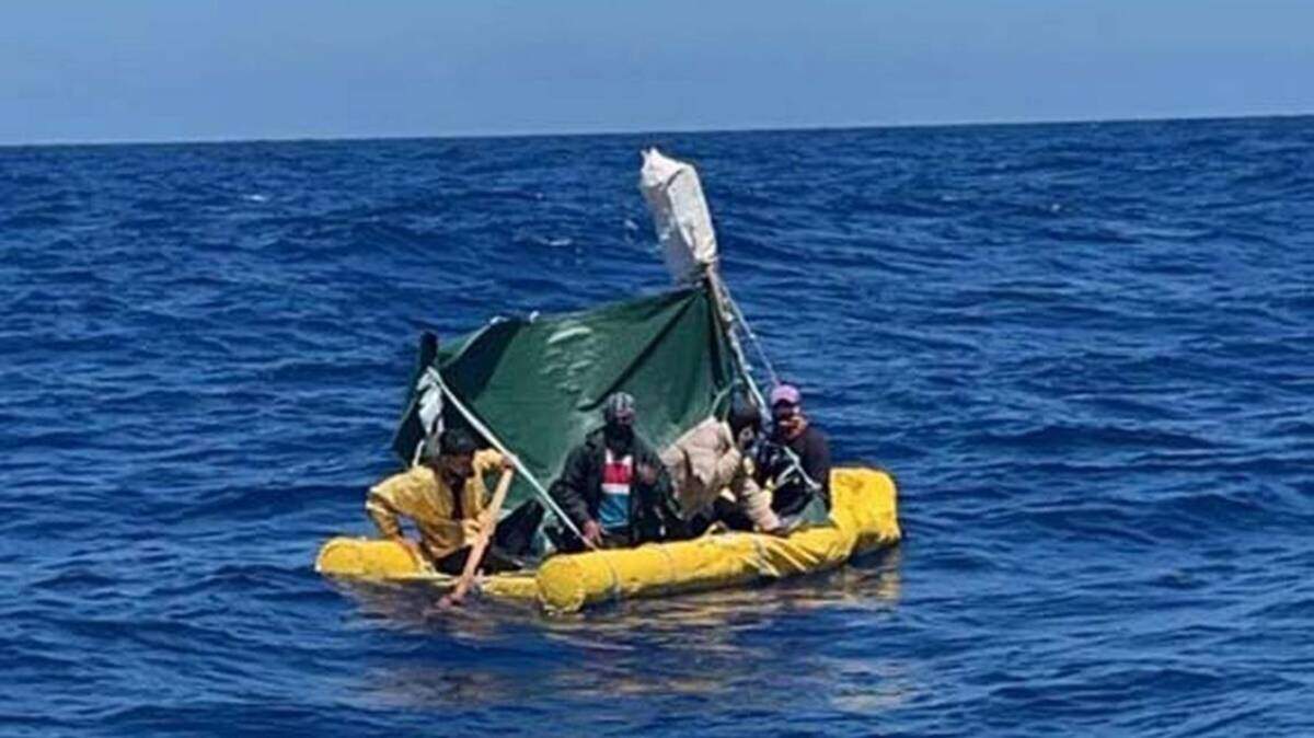 ¿Bienvenido? Una balsa amarilla con varios inmigrantes cubanos a bordo flota en el océano frente a Cayo Hueso. Los hombres se encontraban entre las 14 personas que la Guardia Costera llevó de regreso a Cuba el 1 de abril 2022. U.S. COAST GUARD