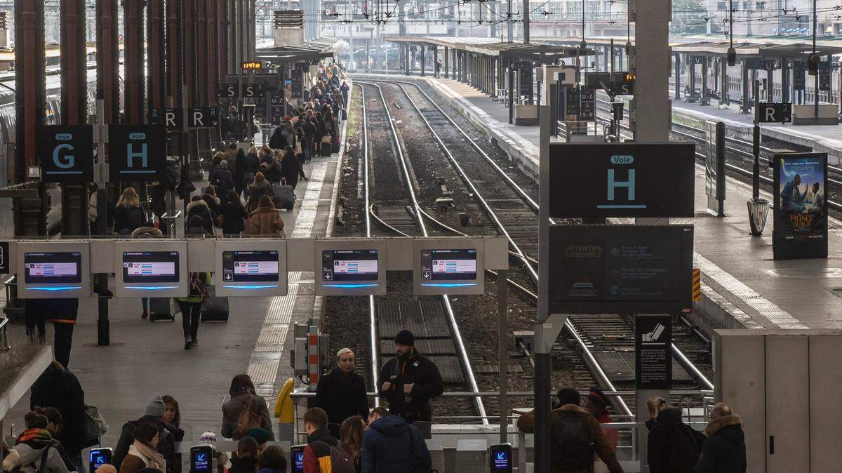 Viajeros esperan subir a un tren en la estación de tren Gare de Lyon en París, el domingo 29 de diciembre de 2019. Las huelgas, que comenzaron el 5 de diciembre, han interrumpido el transporte a través de Francia y más allá, obstaculizando los metros y trenes de París en todo el país y las empresas.