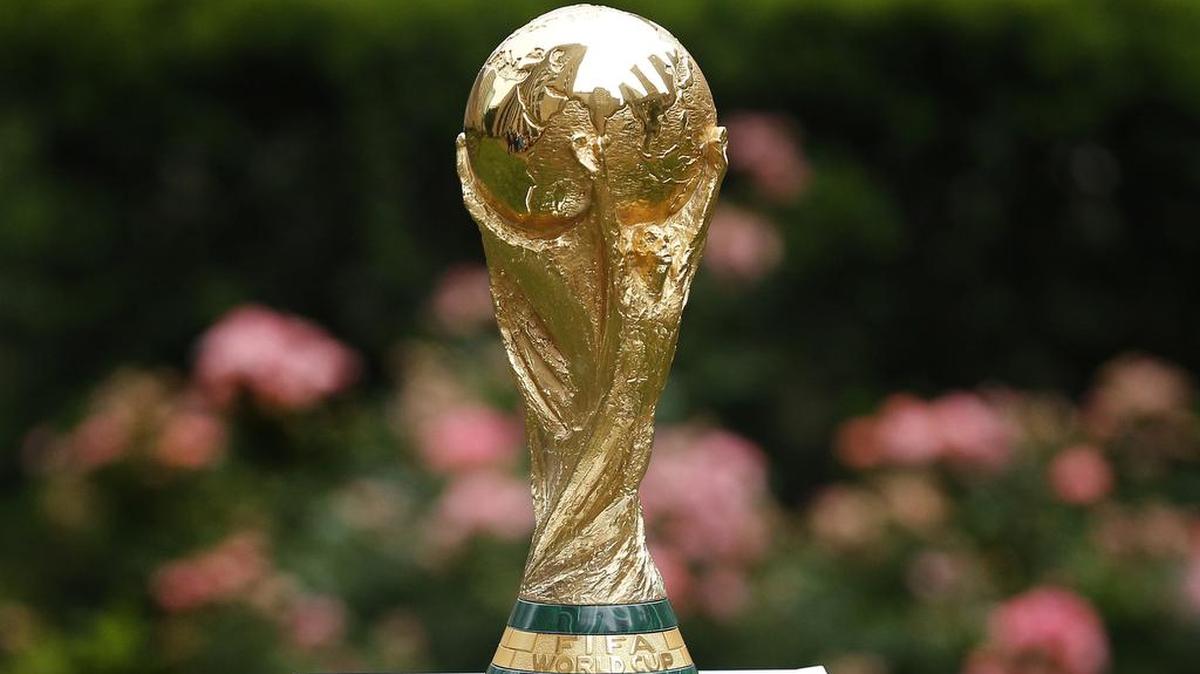 Trofeo de la Copa Mundial de la FIFA 2026 en exhibición antes de la conferencia de prensa en Rockefeller Plaza. Jueves, 16 de junio de 2022, en Nueva York. (Foto AP/Noah K. Murray)