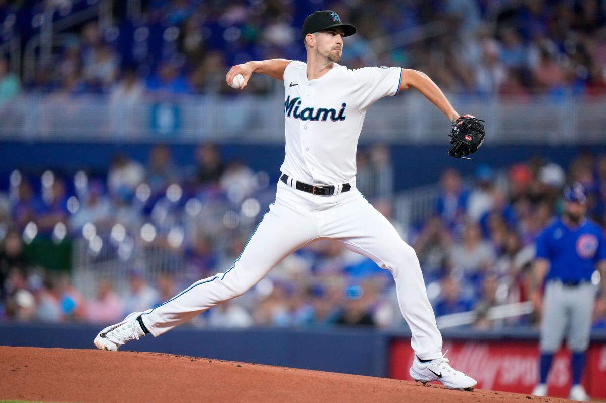 El abridor de los Marlins Bryan Hoeing lanza en el primer inning del partido ante los Cachorros de Chicago, celebrado el 30 de abril de 2023 en Miami.