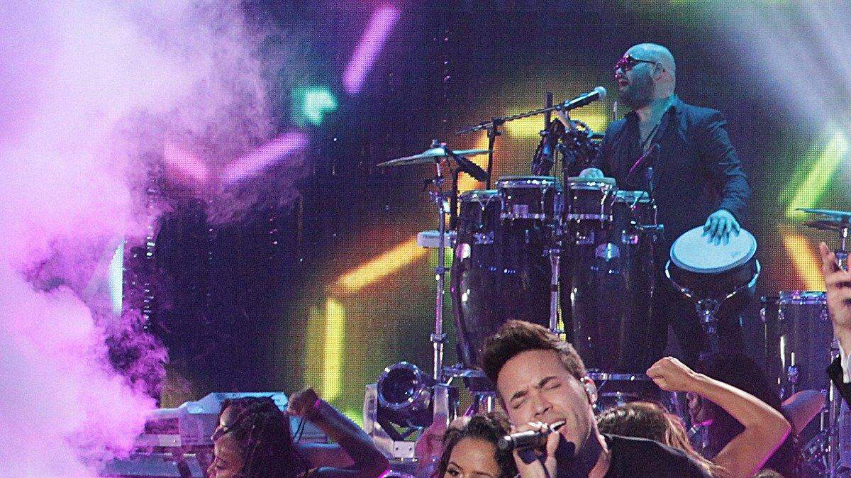 Prince Royce y Pitbull durante el concierto de Año Nuevo 2015, en el Bayfront Park.Carl Juste-Miami Herald