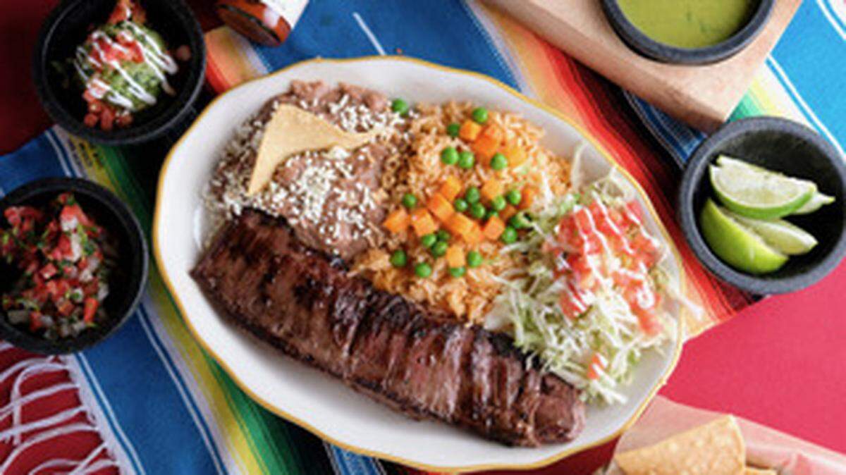 Taquerías El Mexicano, ubicado en el corazón de la Calle Ocho, es un pilar en Miami que ofrece auténtica comida mexicana a la comunidad de La Pequeña Habana.