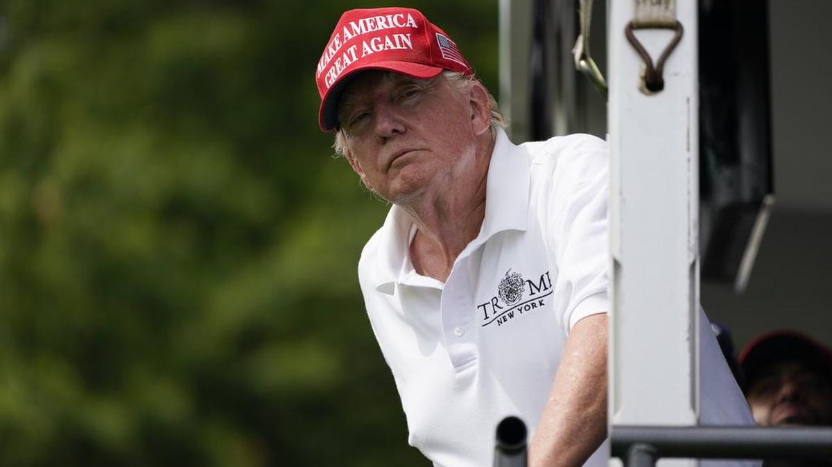 El ex presidente Donald Trump interactúa con la multitud durante la ronda final del torneo Bedminster Invitational LIV Golf en Bedminster, Nueva Jersey, el domingo 31 de julio de 2022. (Foto AP/Seth Wenig)