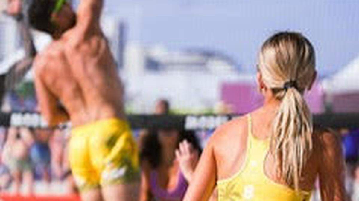 Disfruta de la emoción del voleibol de playa con un toque sexy en el torneo anual Model Volleyball.