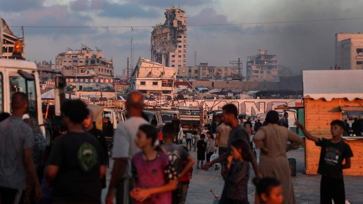  Personas desplazadas se encuentran en un refugio temporal en la zona portuaria del oeste de la Ciudad de Gaza, el 2 de junio de 2025.