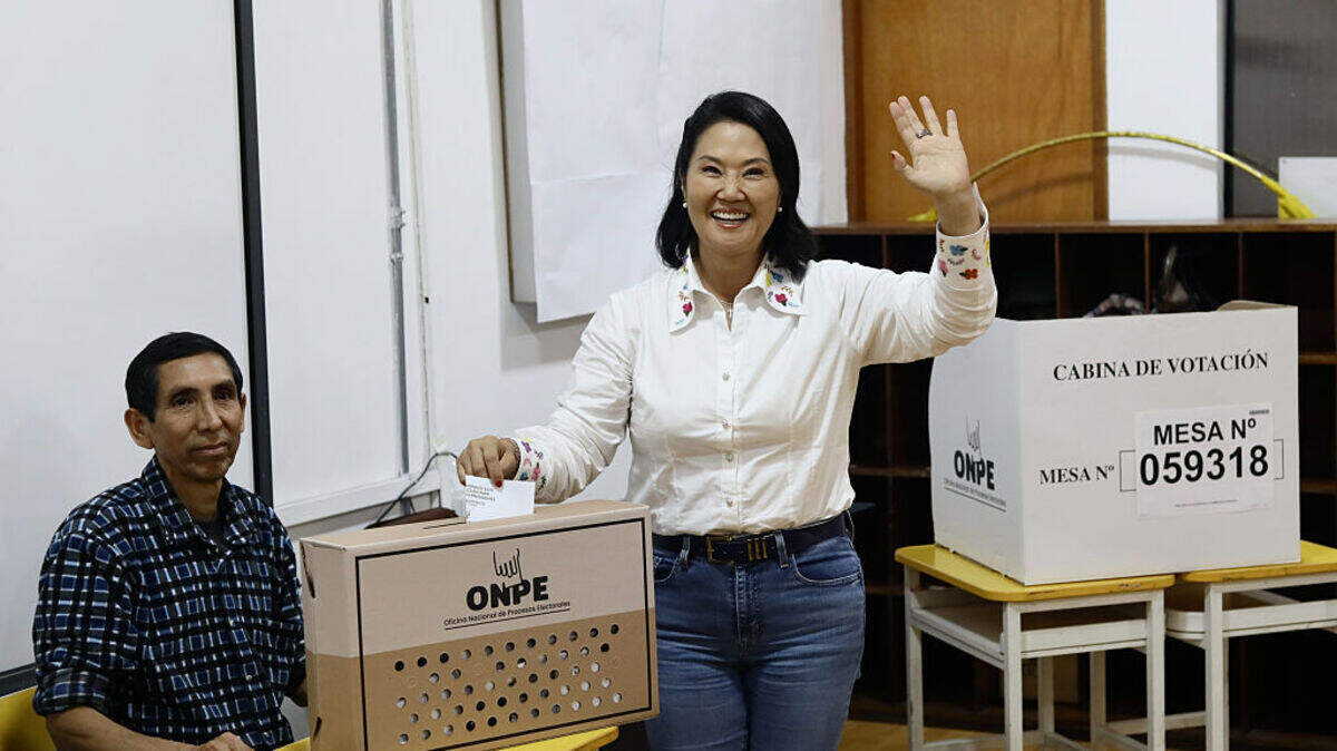 Keiko Fujimori, candidata presidencial del partido Fuerza Popular, vota en la segunda vuelta de las elecciones presidenciales el 7 de junio de 2026 en Lima, Perú.