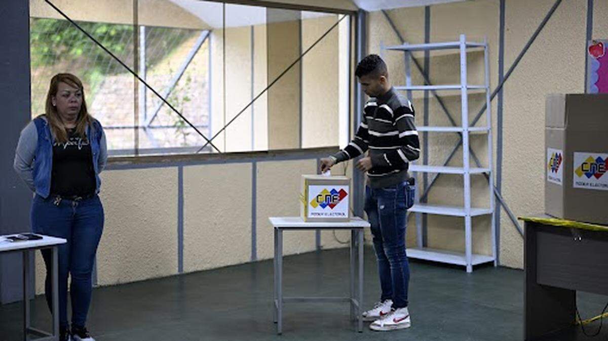 Un elector emite su voto durante las elecciones presidenciales en Caracas, Venezuela, el 28 de julio de 2024.