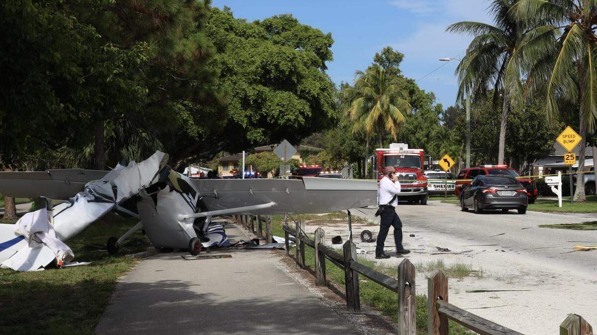 Siete personas fueron hospitalizadas después de que una avioneta chocó contra un automóvil antes de estrellarse contra un parque en el Condado Palm Beach el 28 de julio de 2025.